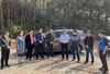 南宁博白商会调研组在玉元村肉牛养殖基地考察调研的场景